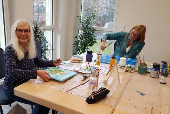 Teilnehmer im Malkursus